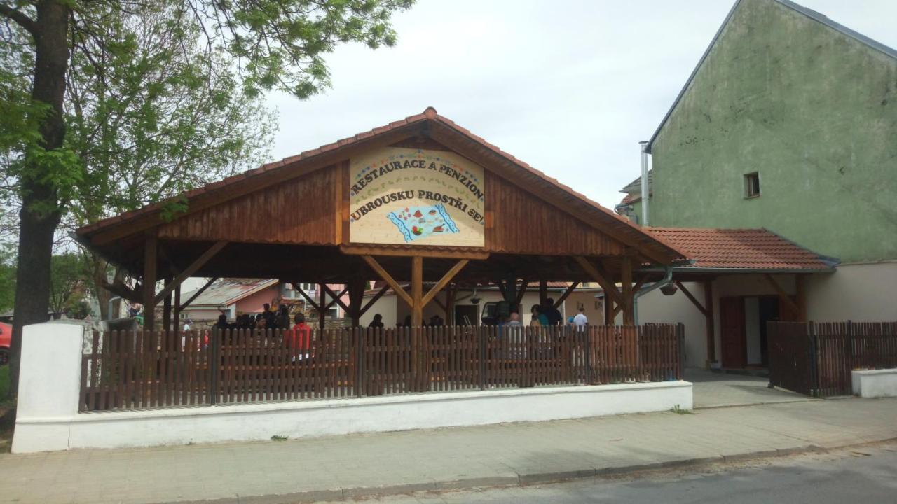 Restaurace A Penzion Ubrousku Prostri Se Nová Bystřice Exterior foto